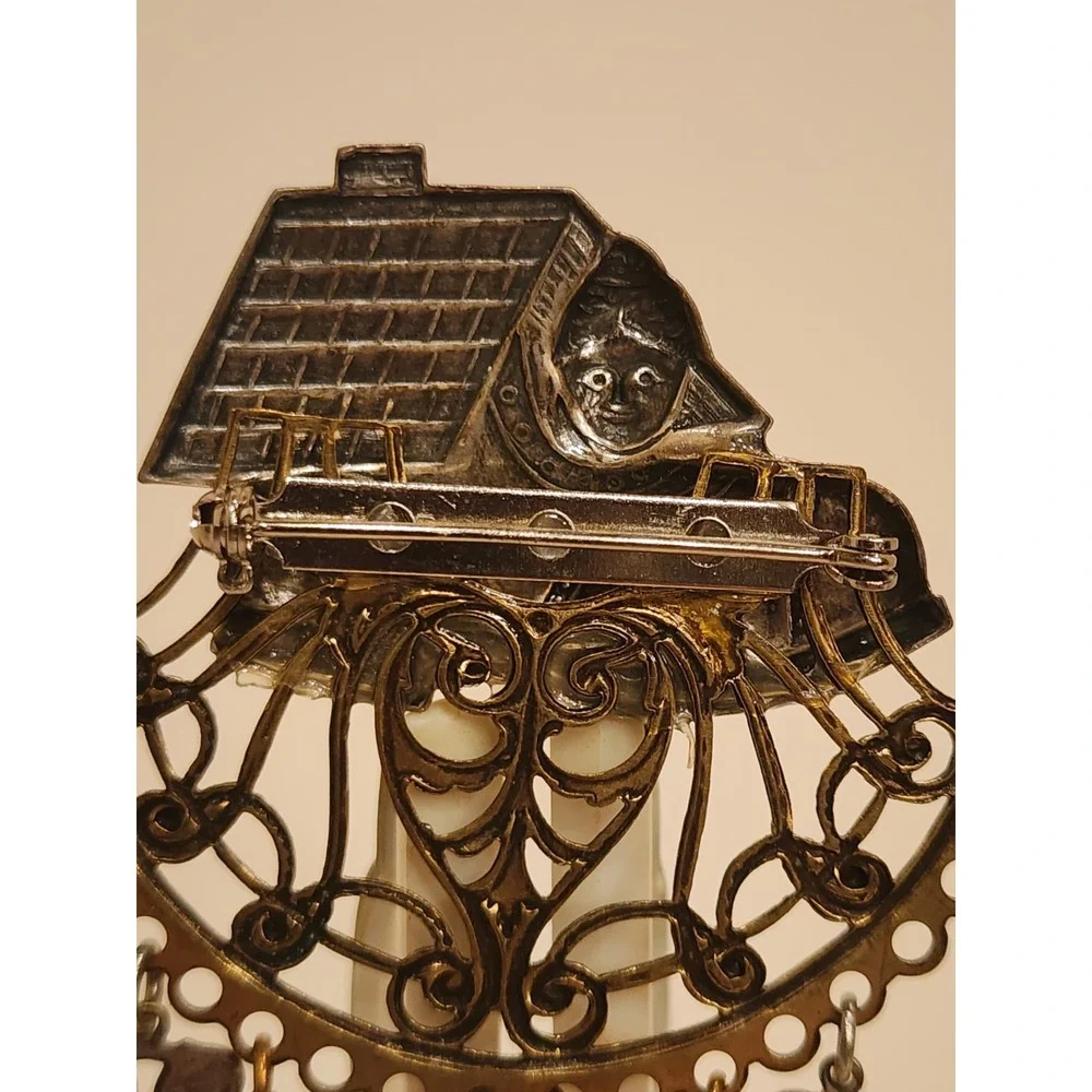 Rare Vintage Old Woman Who Lived in a Shoe‎ Pin Brooch Charms Family